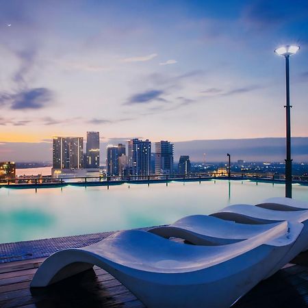 Hotel Serviced Condo Unique Infinity Pool With Mekong River View Phnom Penh Exterior photo